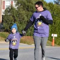 Dad and child running in Turkey Trot